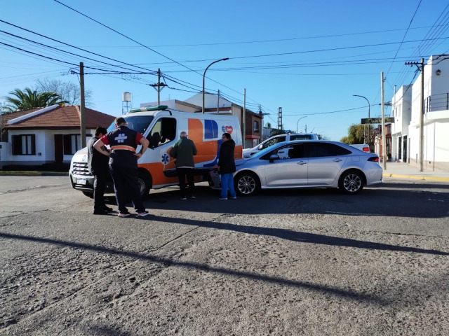 Colisionaron un auto y una ambulancia en Pueblo Nuevo